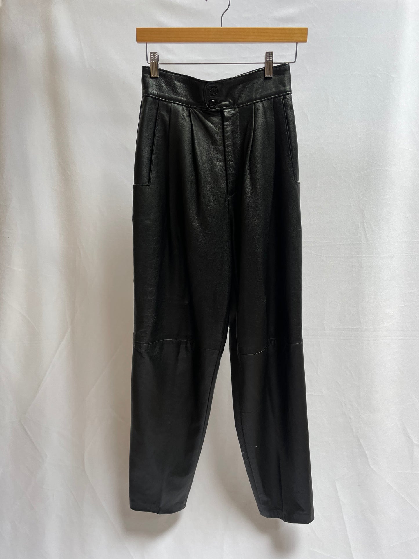 PANTALÓN NEGRO CUERO