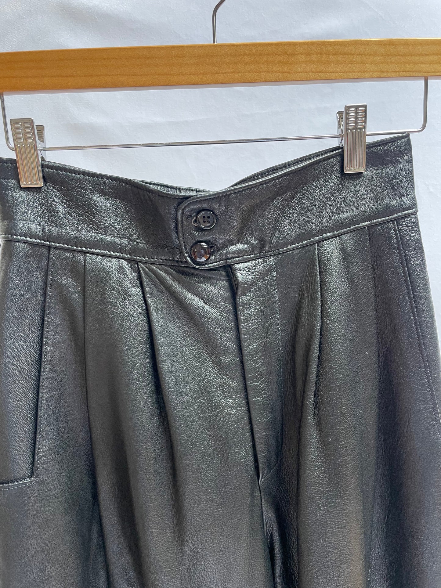 PANTALÓN NEGRO CUERO